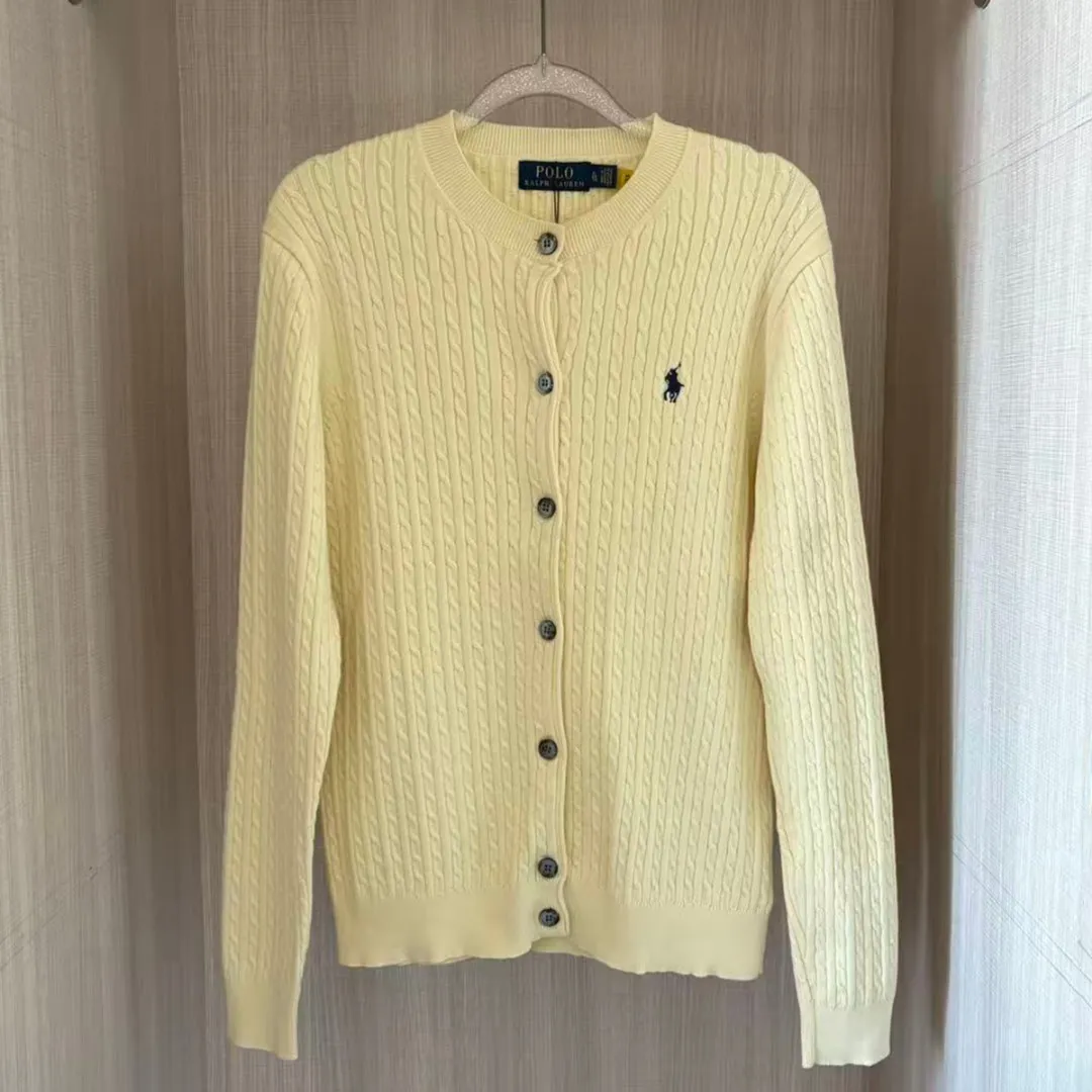P200 RALPH LAUREN Ten-color classic small label embroidered round neck long-sleeved button cardigan knitted sweater top. Pure original high-density LOGO embroidery on the chest, original 1:1 customized tag accessories. Made of pure cotton yarn, multi-knitted pure cotton is skin-friendly and comfortable, small label war horse embroidery, small twist button polo neck sweater 🐎 high quality, follow the blogger to learn how to wear it! Let’s buy a Ralph Lauren cable sweater. It’s a super hard-to-find series after it became popular. It’s hard to find one on the official website. It’s simple and practical, has a lazy and loose feel, soft and delicate feel, and has a loose fit. Whether worn alone or layered, you can wear a simple one to create different styles of fashion!  Color: White Black Navy Blue Gray Pink Red Watermelon Red Blue Apricot Light Purple Size: S M L XL